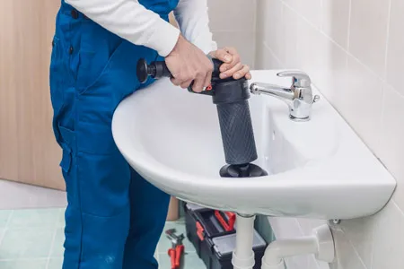 Matériel de débouchage professionnel installé devant un regard d'évacuation