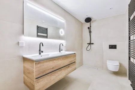 Douche à l'italienne de plain-pied avec paroi vitrée et caniveau d'évacuation