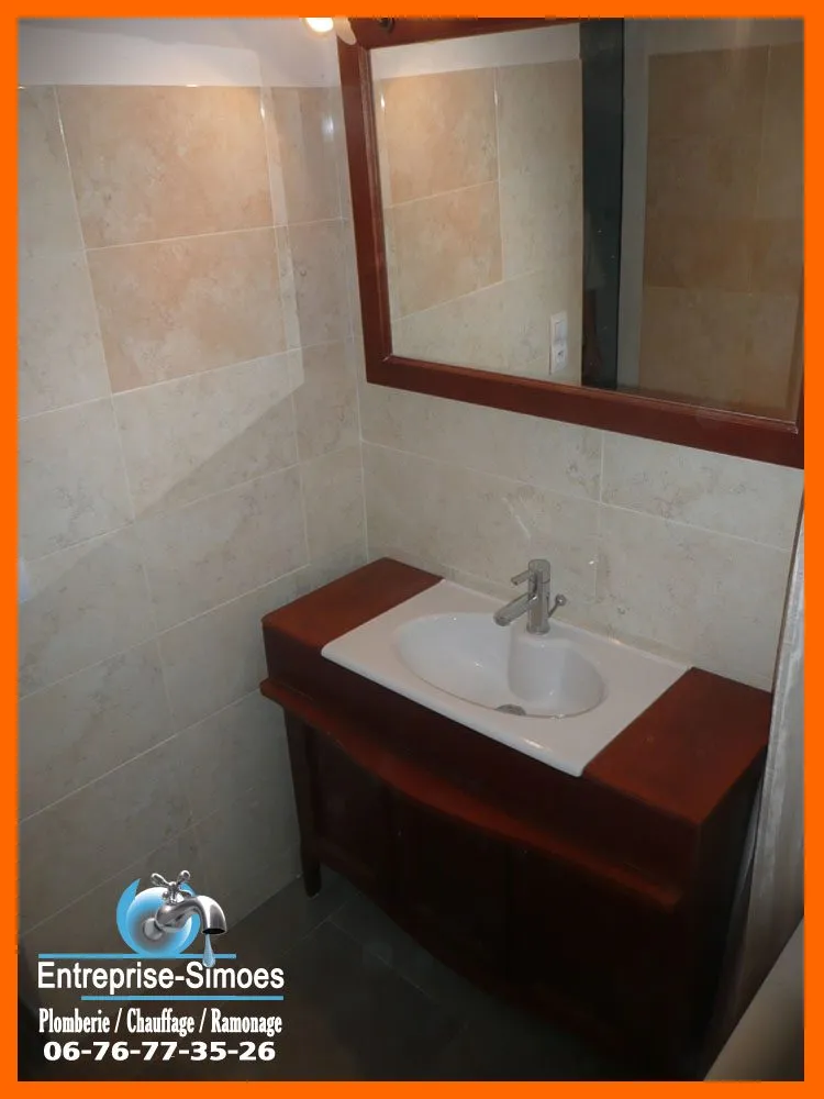 Salle de bains avec meuble vasque et miroir