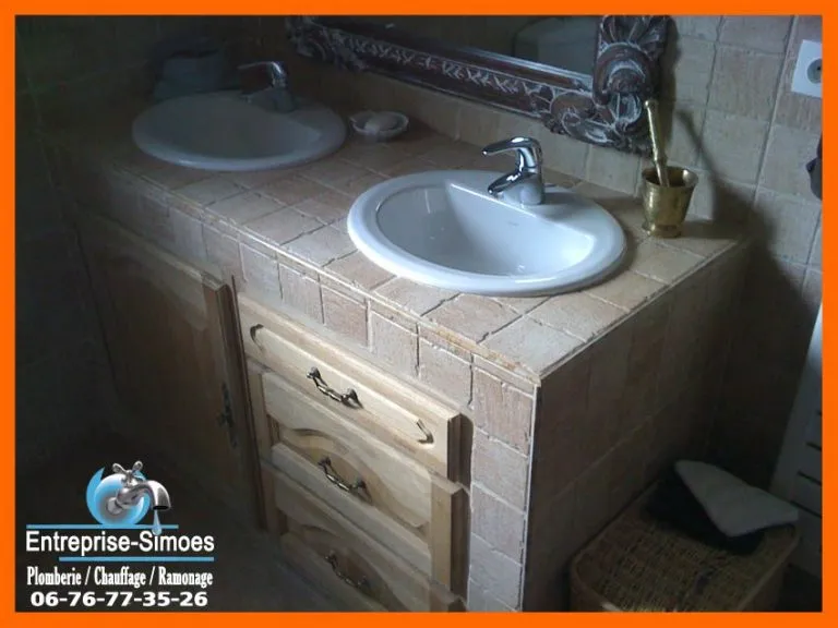 Plan double vasque carrelé dans une salle de bains