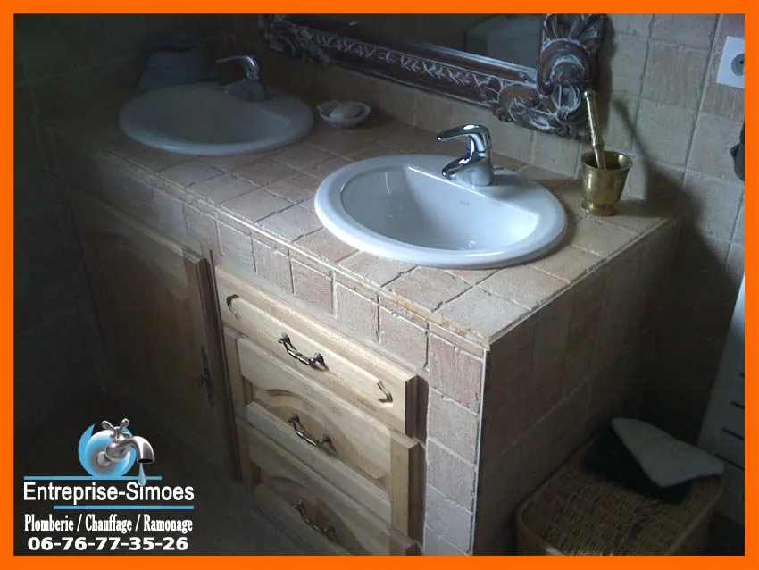 Plan double vasque carrelé dans une salle de bains