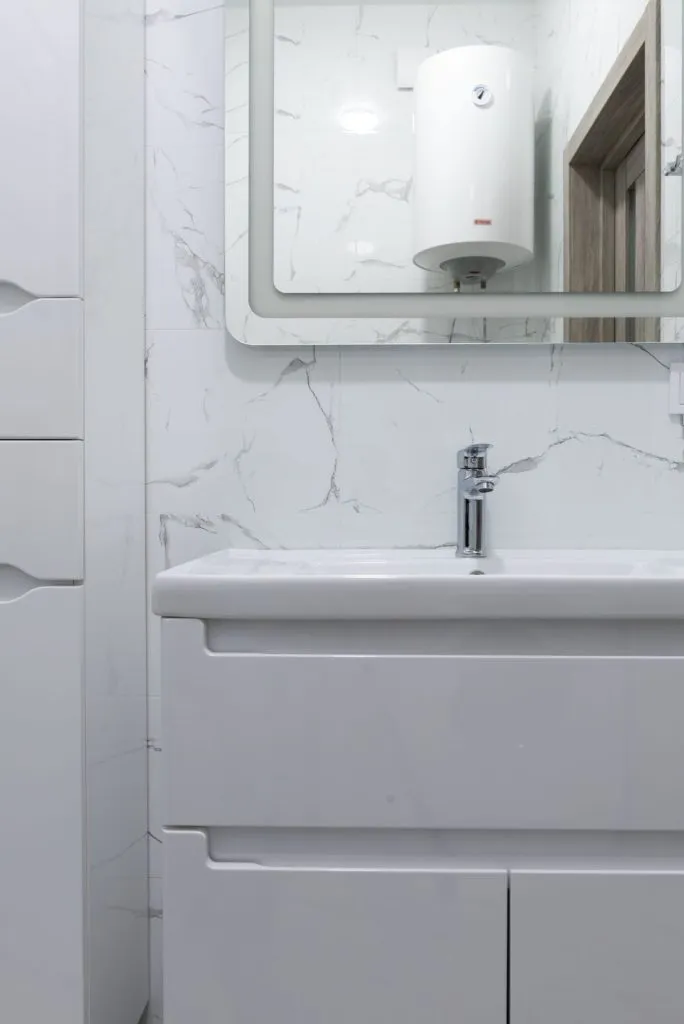Salle de bains d'une maison de Biot, pièce souvent choisie pour placer un chauffe-eau